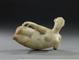 Statuette einer liegenden Frau