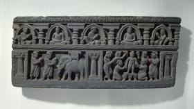 Mehrreihiger Fries mit erzählenden Szenen: erstes Bad des neu geborenen Siddhartha Gautama (unten rechts) sowie Heimkehr nach Lumbini (unten links); darüber Schmuckfries mit meditierenden Buddhas und Adoranten unter Chaitya-Bögen
