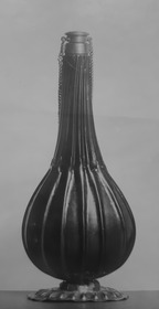 flachgedrückte Flasche mit Montierung