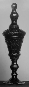 großer Deckelpokal mit hohem Deckel