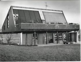 Junkers, Modernes Einfamilienhaus mit Hoesch-Energiedach ("Solarabsorber")