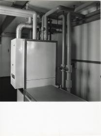 Junkers, Detail der technischen Anlage des Hoesch-Energiedachs ("Solarabsorber") mit Junkers-Geräten