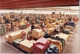 Leitz, Blick in eine Produktionshalle für Mappen