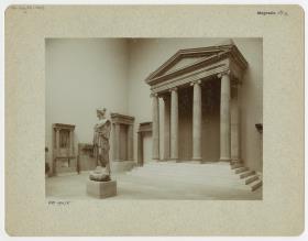 Zeustempel von Magnesia am Mäander, rekonstruierte Westfront (Aufstellung in Berlin, Pergamonmuseum)