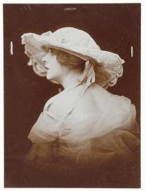 Frau mit Hut