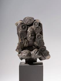 Fruchtbarkeitsgöttin / Frühindische Terrakotta-Statuette einer mit Lotosblüten geschmückten weiblichen Gottheit