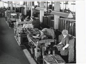 Leitz, Produktion von Leitz-Ordnern am Standort Düsseldorf