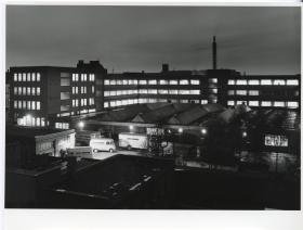 Leitz, Leitz-Fabrik mit Transportern bei Nacht