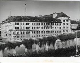 Leitz, Das 1898 fertiggestellte erste Fabrikgebäude der Firma Leitz