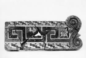 Ornamental bemalte Giebelleiste