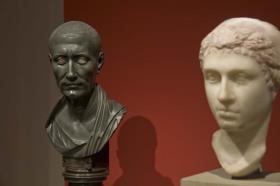 Blick in Raum 7 der Dauerausstellung der Antikensammlung im Alten Museum (Obergeschoss): Rom - Gesichter des Imperiums