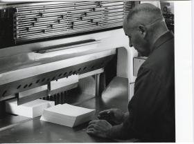 Leitz, An der Papierschneidemaschine