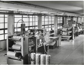 Leitz, Blick in eine Produktionshalle (Folie oder Schrankpapier?)