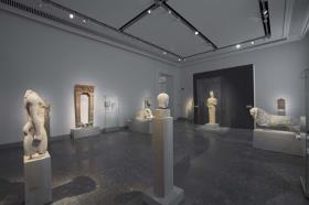 Blick in Raum 3 der Dauerausstellung der Antikensammlung im Alten Museum (Hauptgeschoss): Erinnerungen und Repräsentation -  Grabmäler im archaischen Griechenland