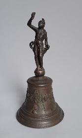 Tischglocke mit Kriegerstatuette