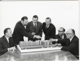 Leitz, Geschäftsführung diskutiert das Modell des Fabrik-Neubaus in Stuttgart-Feuerbach (Entwurf von Georg Heinrichs und Hans C. Müller)