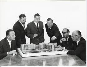 Leitz, Geschäftsführung diskutiert das Modell des Fabrik-Neubaus in Stuttgart-Feuerbach (Entwurf von Georg Heinrichs und Hans C. Müller)