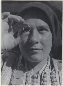 Die Braut schaut durch einen Ring nach dem Bräutigam