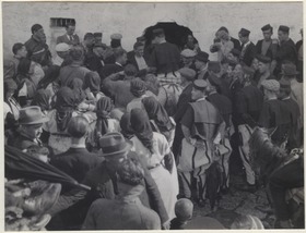 Burschen des Bräutigams vor dem Haus der Braut