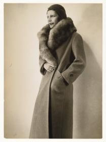 Maria Collm in Mantel von G. Benedict