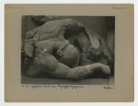 Pergamonaltar, Ostfries - Ausschnitt: Gefallener