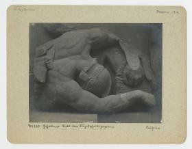 Pergamonaltar, Ostfries - Ausschnitt: Gefallener
