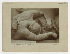 Pergamonaltar, Ostfries - Ausschnitt: Gefallener