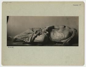 Statue einer liegenden Frau aus Magnesia am Mäander