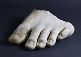 Linker Vorderfuß eine kolossalen Akrolithstatue