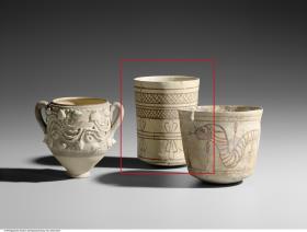 Becher mit doppeltem Gitterband und stilisierten Sa-Zeichen