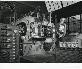 Robert Bosch GmbH, Arbeiter prüft Druckgussteile