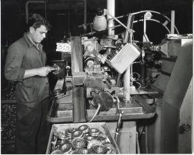 Robert Bosch GmbH, Arbeiter an einer Maschine