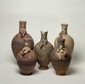 Krüge mit plastischem Schulterschmuck: Bichrome Red II (V), Red III (VI), Polychrome (VII) Ware