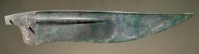 Geschwungenes flaches in der Mitte zerbrochenes Messer mit sehr kurzer Griffzunge