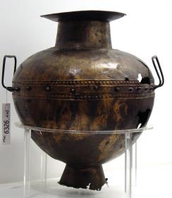 Dickbauchige Amphora; der Fuß ist beschädigt, ebenso ein wenig der Bauch und der Rand der breiten Mündung, ...