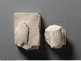 Fragment einer Statue: Opferplatte mit einer Hand