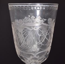Pokal mit Doppelmonogramm und Wappen