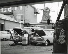 Robert Bosch GmbH, Service-Mitarbeiter der Niederlassung in Amsterdam kontrollieren Autobatterien