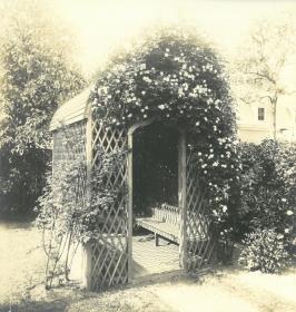 Salem, Garten mit Gartenhäuschen