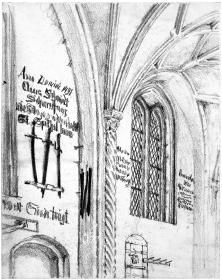 Kirchenwand mit Fenster, Inschriften und Schwertern in der katholischen Pfarrkirche St. Martin in Jauer