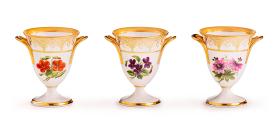 Geleebecher mit Blumenmalerei und schlaufenförmigen Henkeln
