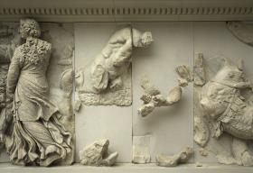 Pergamonaltar, Nordfries - Ausschnitt: "Löwengöttin" (Keto ?)
