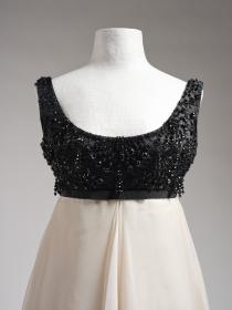 Weißschwarzes Cocktailkleid