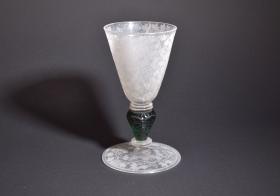 Pokal mit Weinlaub und grünem Schaft