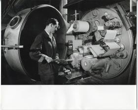 Robert Bosch GmbH, Arbeiter bedient eine Bedampfungsanlage