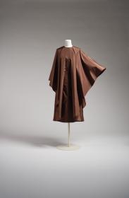 Braunes Abendkleid im sakralen Stil