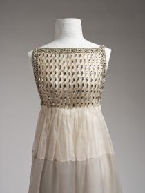Weißgraues Abendkleid mit silberfarbener Stickerei