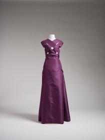 Auberginefarbenes Abendkleid
