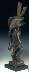 weibliche Figur mit Kopfbedeckung eines Häuptlings, Lweji (?)