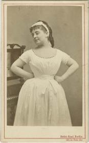 Porträt der Opernsängerin Pauline Lucca in Rollenkostüm